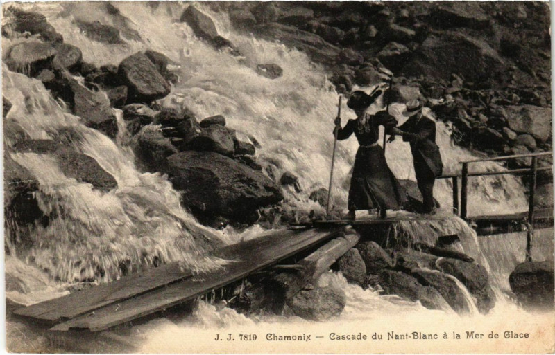 Carte postale ancienne Chamonix - Cascade du Nant-Blanc a la Mer de Glace