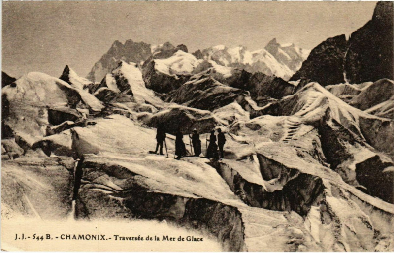 Carte postale ancienne Chamonix - Traversée de la Mer de Glace à Vers