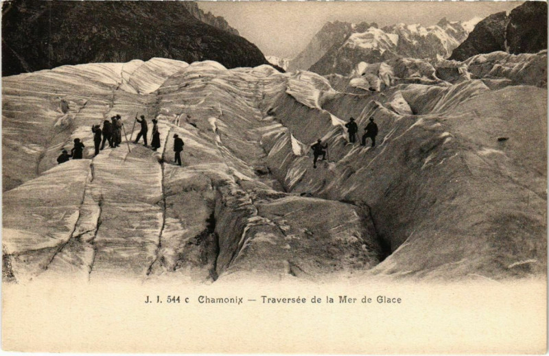 Carte postale ancienne Chamonix - Traversée de la Mer de Glace à Vers