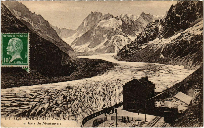 Carte postale ancienne Chamonix - Mer de Glace et Gare du Montenvers à Vers