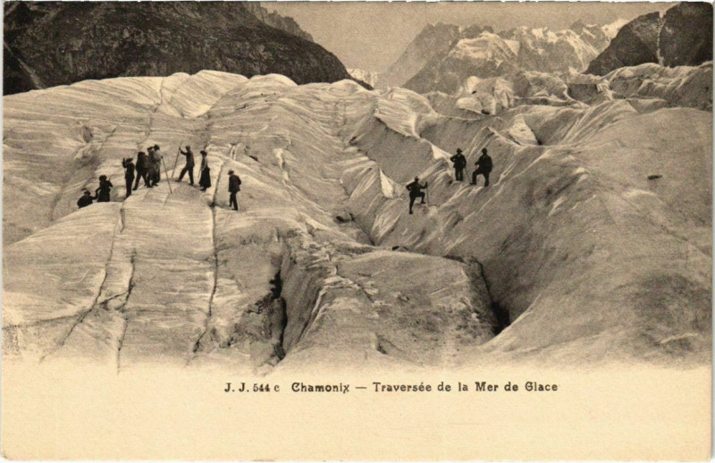 Carte postale ancienne Chamonix - Traversée de ka Mer de Glace à Vers