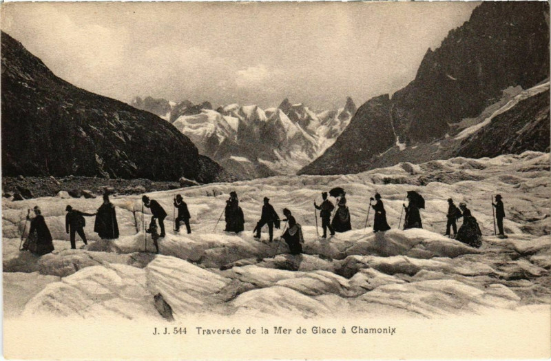 Carte postale ancienne Traversée de la Mer de Glace a Chamonix à Vers