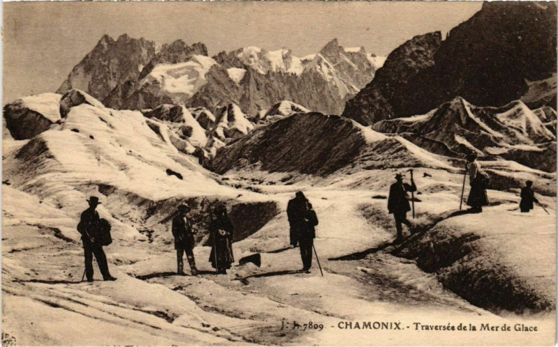 Carte postale ancienne Chamonix - Traversée de la Mer de Glace à Vers