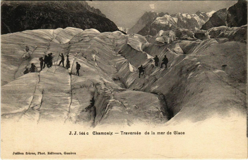 Carte postale ancienne Chamonix - Traversée de la mer de Glace à Vers