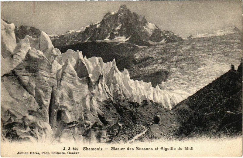 Carte postale ancienne Chamonix - Glacier des Bossons et Aiguille du Midi