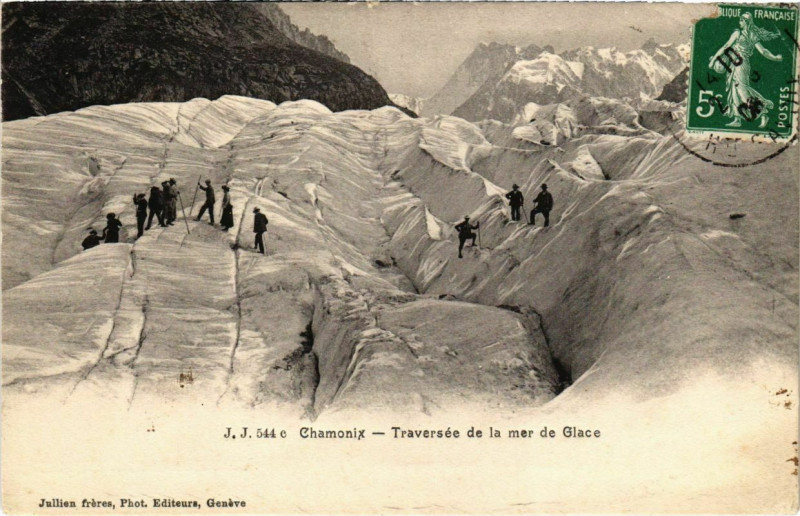 Carte postale ancienne Chamonix - Traversée de la mer de Glace à Vers