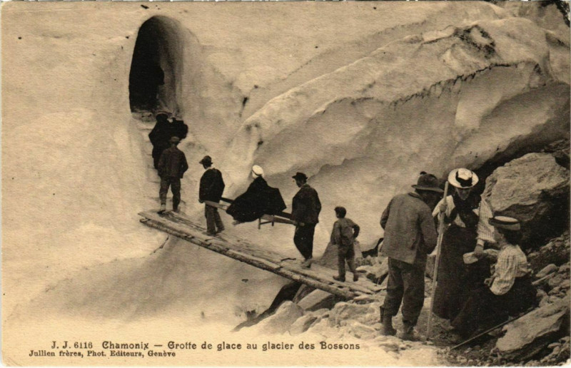 Carte postale ancienne Chamonix - Grotte de glace au glacier des Bossons