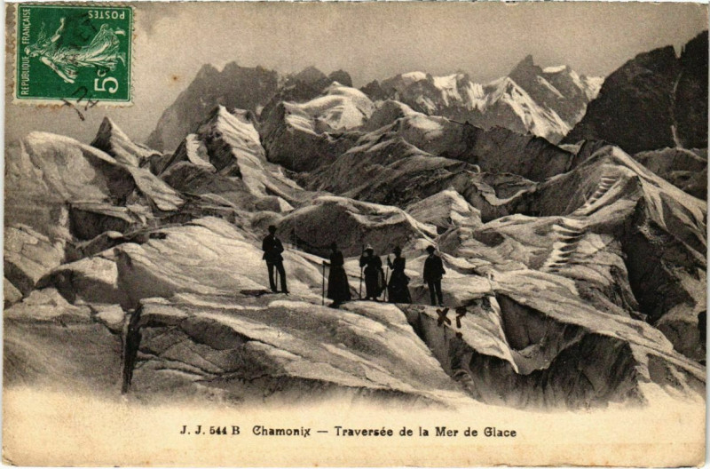 Carte postale ancienne Chamonix - Traversée de la Mer de Glace à Vers