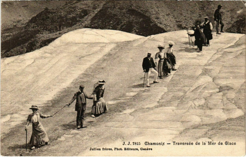 Carte postale ancienne Chamonix - Traversée de la Mer de Glace à Vers