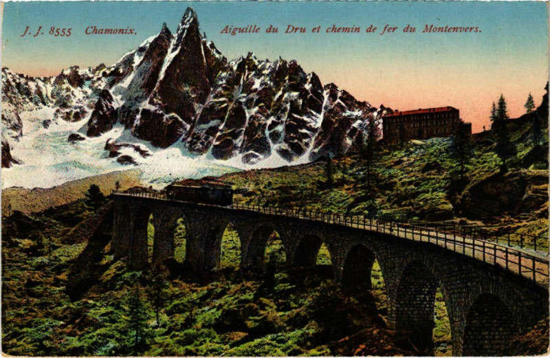 Carte postale ancienne Chamonix - Aiguille de Dru et chemin de fer du Montenvers à Vers