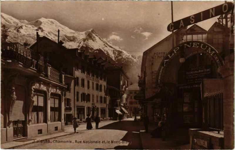 Carte postale ancienne Chamonix - Rue Nationale et le Mont-Blanc