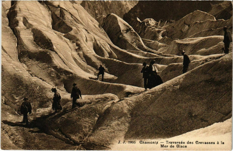 Carte postale ancienne Chamonix - Traversée des Crevasses a la Mer de Glace à Vers