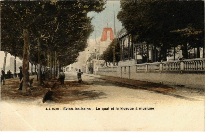 Carte postale ancienne Evian-les-Bains - Le quai et le kosque a musique à Évian-les-Bains