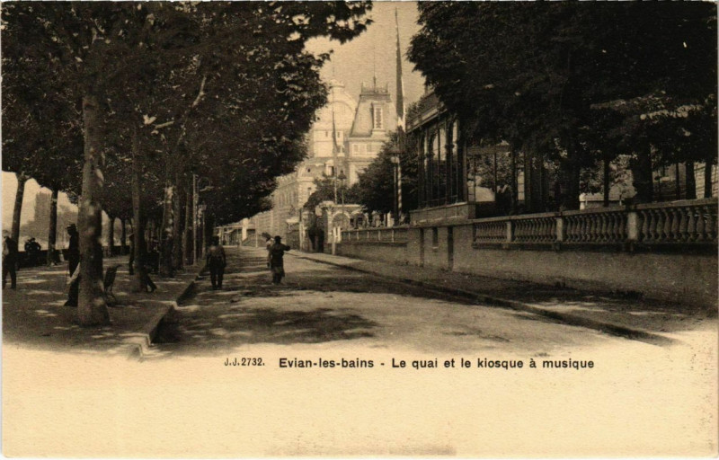 Carte postale ancienne Evian-les-Bains - Le quai et le kosque a musique à Évian-les-Bains