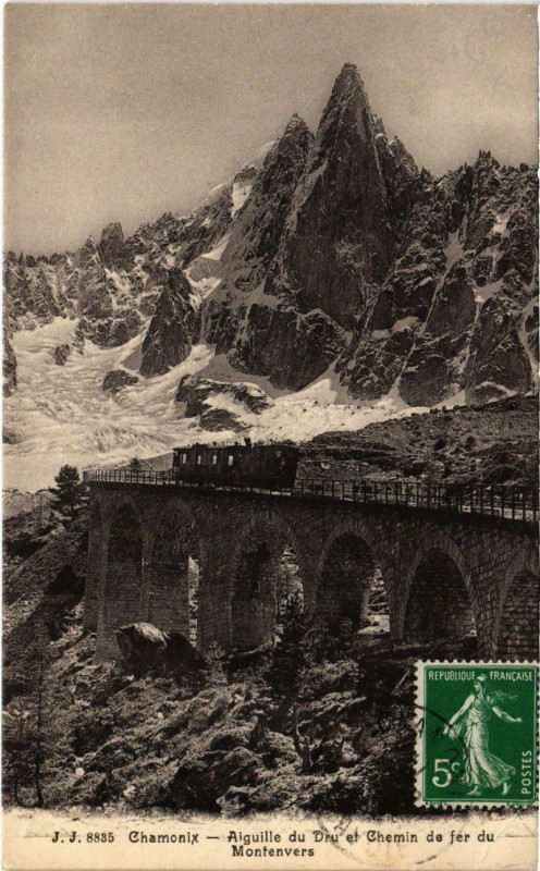 Carte postale ancienne Chamonix - Aiguille du Dru et Chemin de fer du Montenvers à Vers