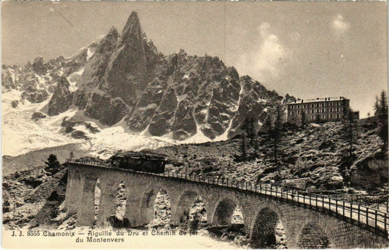 Carte postale ancienne Chamonix - Aiguille du Dru et Chemin de fer du Montanvers à Vers