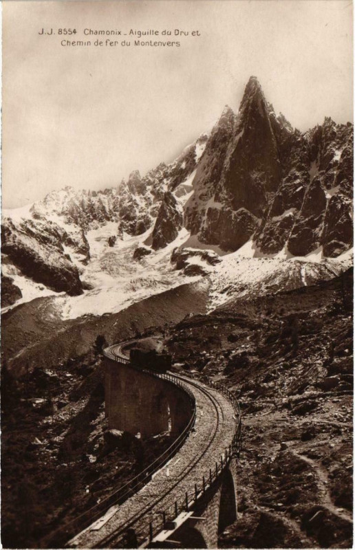 Carte postale ancienne Chamonix - Aiguille du Dru et Chemin de fer du Montenvers à Vers