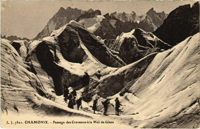 Carte postale ancienne Chamonix - Passage des Crevasses a la Mer de Glace
