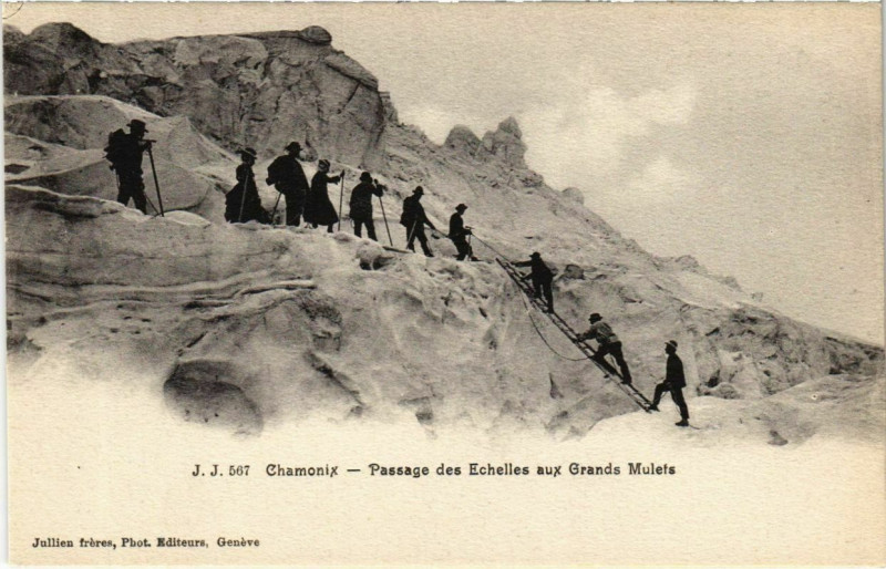 Carte postale ancienne Chamonix - Passage des Echlles aux Grands Mulets