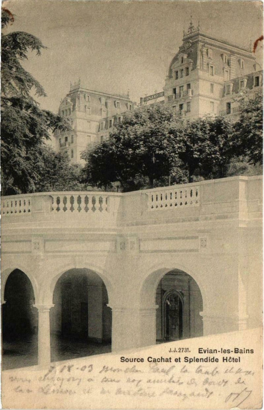 Carte postale ancienne Evian-les-Bains - Source Cachat et Splendide Hotel à Évian-les-Bains