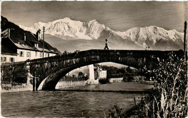 Carte postale ancienne Sallanches - St-Martin - Le Pont sur l'Arve et le Massif du M.B. à Sallanches