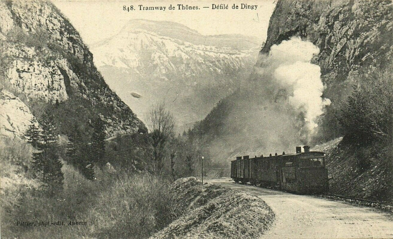 Carte postale ancienne 848 Tramway de Thones Defile de Digny à Thônes
