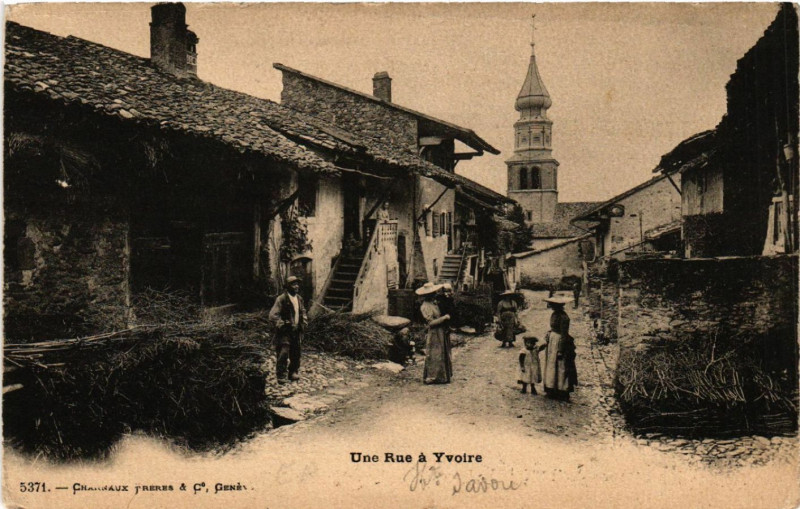 Carte postale ancienne Une Rue a Yvoire à Yvoire