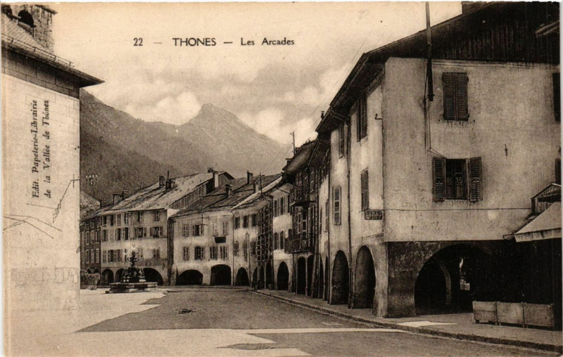 Carte postale ancienne Thones - Les Arcades à Thônes