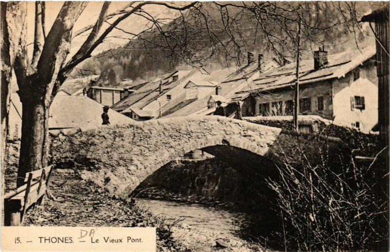 Carte postale ancienne Thones - Le Vieux Pont à Thônes