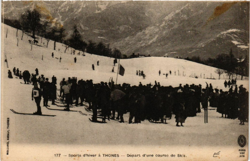 Carte postale ancienne Sports d'hiver a Thones - départ d'une course de Skis à Thônes