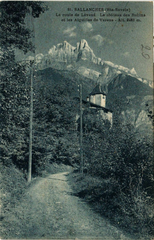 Carte postale ancienne Sallanches - La route de Levaud - Le chateau des à Sallanches
