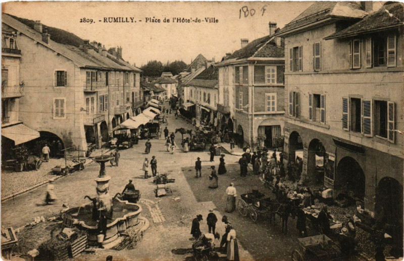 Carte postale ancienne Rumilly - Place de l'Hotel-de-Ville à Rumilly