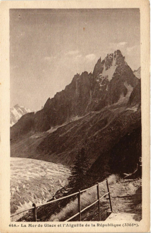 Carte postale ancienne La Mer de Glace et l'Aiguille de la Republique (3305 m)