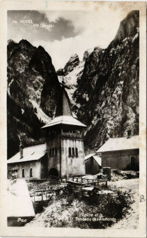 Carte postale ancienne L'Eglise et le Tombeau des Allemands