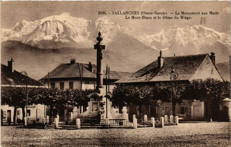 Carte postale ancienne Sallanches - Le Monument aux Morts - Le Mont-Blanc à Sallanches