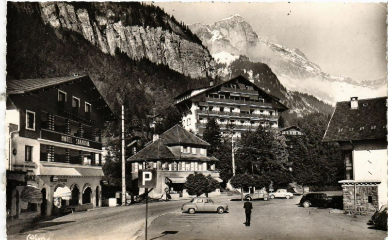 Carte postale ancienne Plateau-d'Assy alt 1000m - Place de la Poste - Hotel