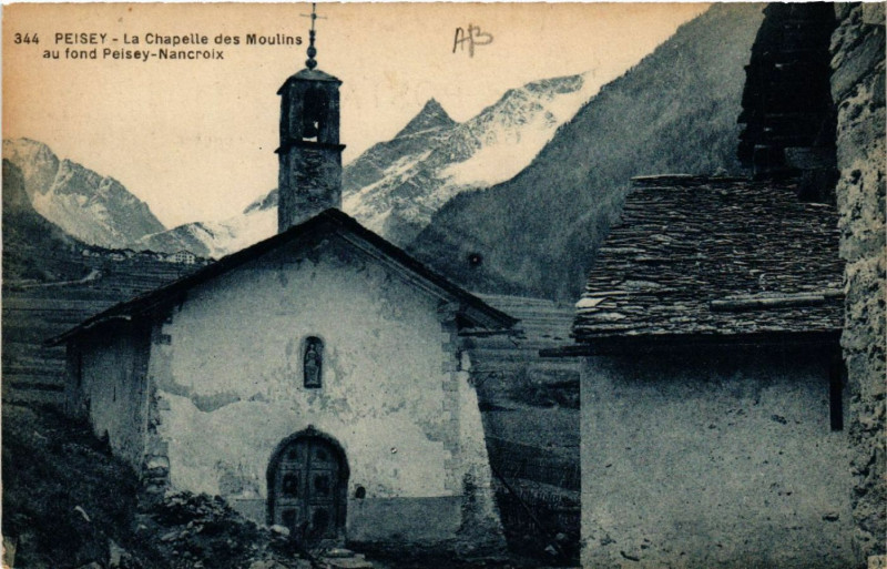 Carte postale ancienne Peisey - La Chapelle des Moulins au fond Peisey-Nancroix