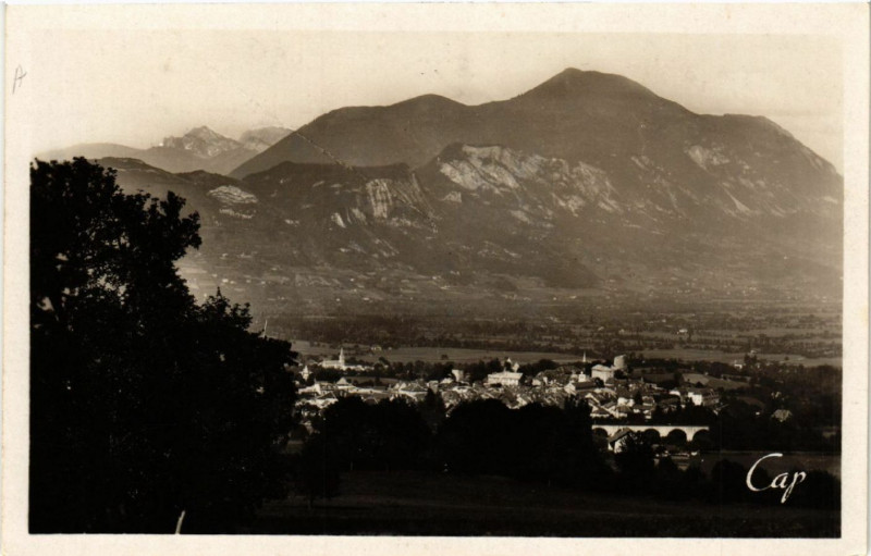 Carte postale ancienne La Roche-sur-Foron - Vue générale et le Mole à La Roche-sur-Foron