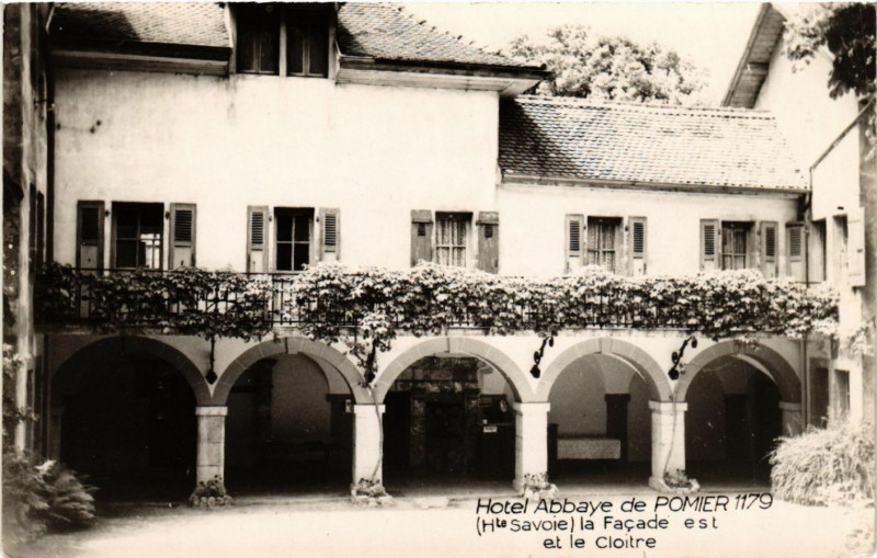 Carte postale ancienne Hotel Abbaye de Pomier 1179 la Facade est et le