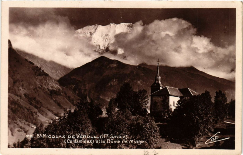 Carte postale ancienne Saint-Nicolas de Veroce (Contamines) et le Dome de Miage