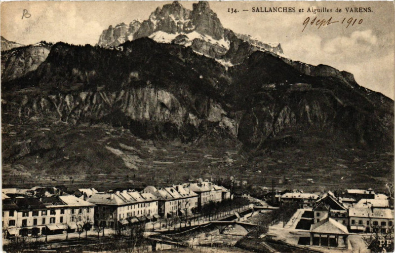 Carte postale ancienne Sallanches et AIGUILLEs de Varens à Sallanches