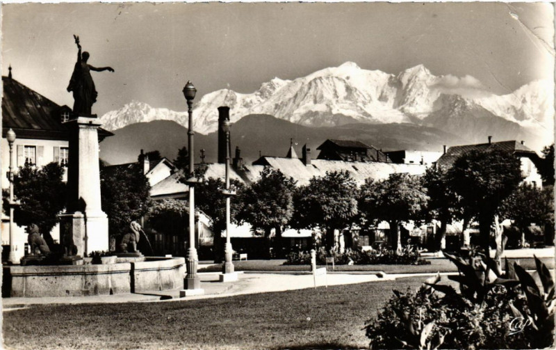 Carte postale ancienne Sallanches - Place Charles-Albert - Panorama sur le Mont-Blanc à Sallanches