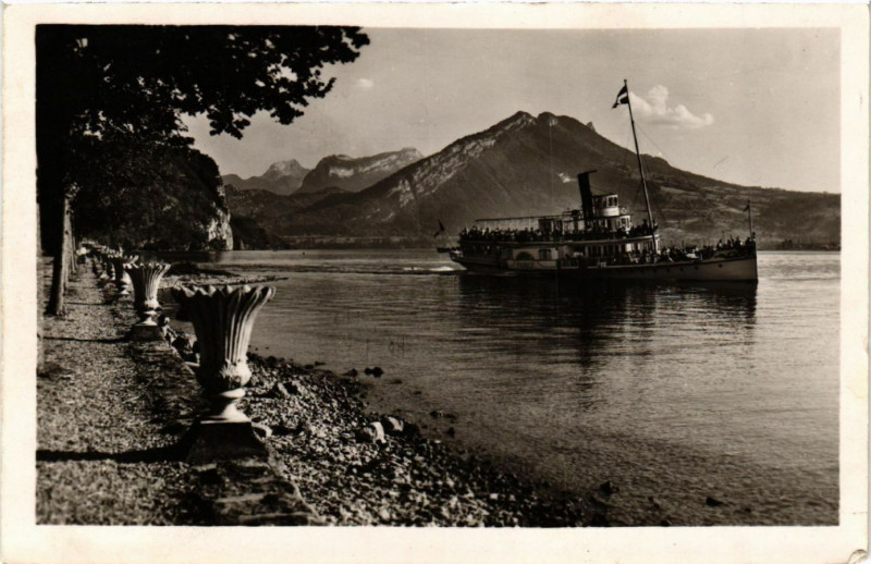 Carte postale ancienne Lac d'Annecy - Menthon-Saint-Bernard - La Promenade à Annecy