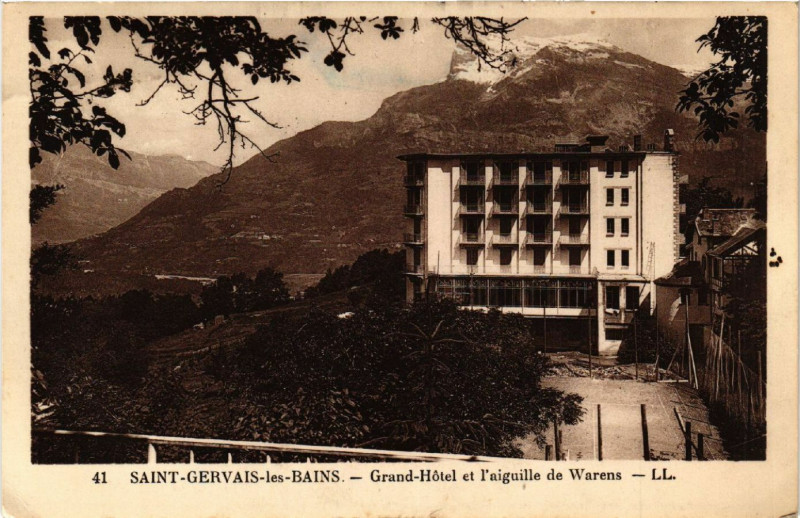 Carte postale ancienne Saint-Gervais-les-Bains - Grand Hotel et l'Aiguille de Warens à Saint-Gervais-les-Bains