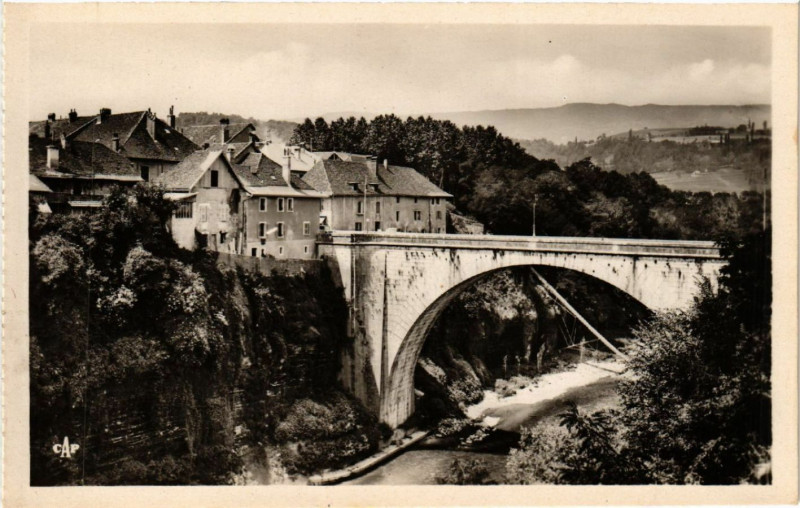 Carte postale ancienne Rumilly - Le Pont Neuf à Rumilly