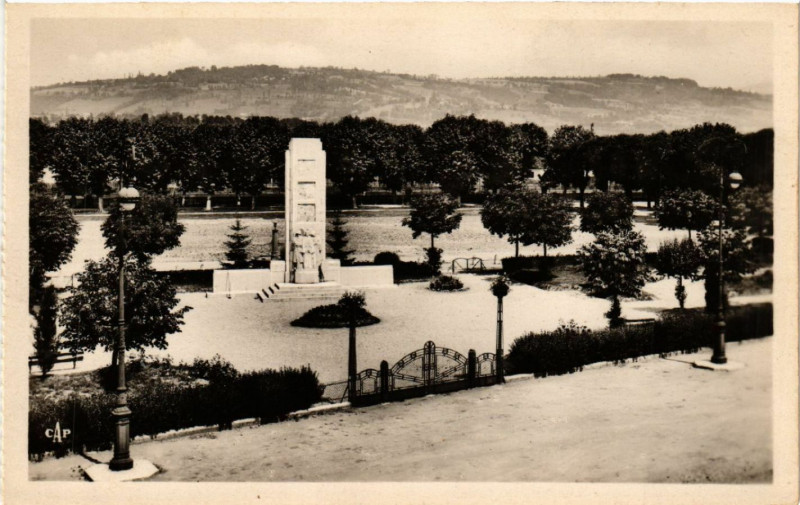 Carte postale ancienne Rumilly - Grande Place et le Square à Rumilly