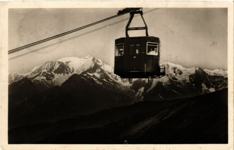 Carte postale ancienne Le Teleferique de Saint-Gervais-les-Bains au Mont d'Arbois et la à Saint-Gervais-les-Bains