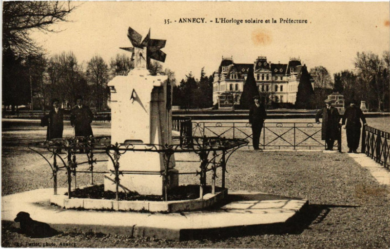 Carte postale ancienne Annecy - L'Horloge solaire et la Prefecture à Annecy