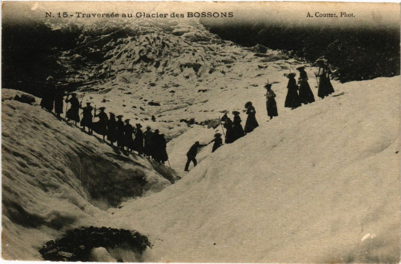 Carte postale ancienne Traversée au Glacier des Bossons à Vers