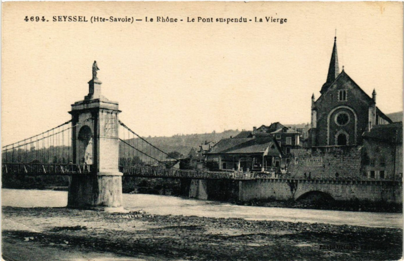 Carte postale ancienne Seyssel - Le Rhone - Le Pont suspendu - La Vierge à Seyssel